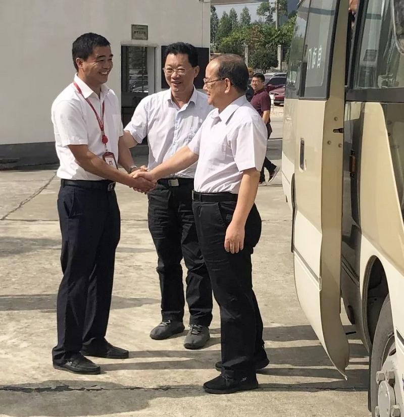 自治區(qū)黨委書(shū)記鹿心社蒞臨天龍泉酒業(yè)開(kāi)展視察工作