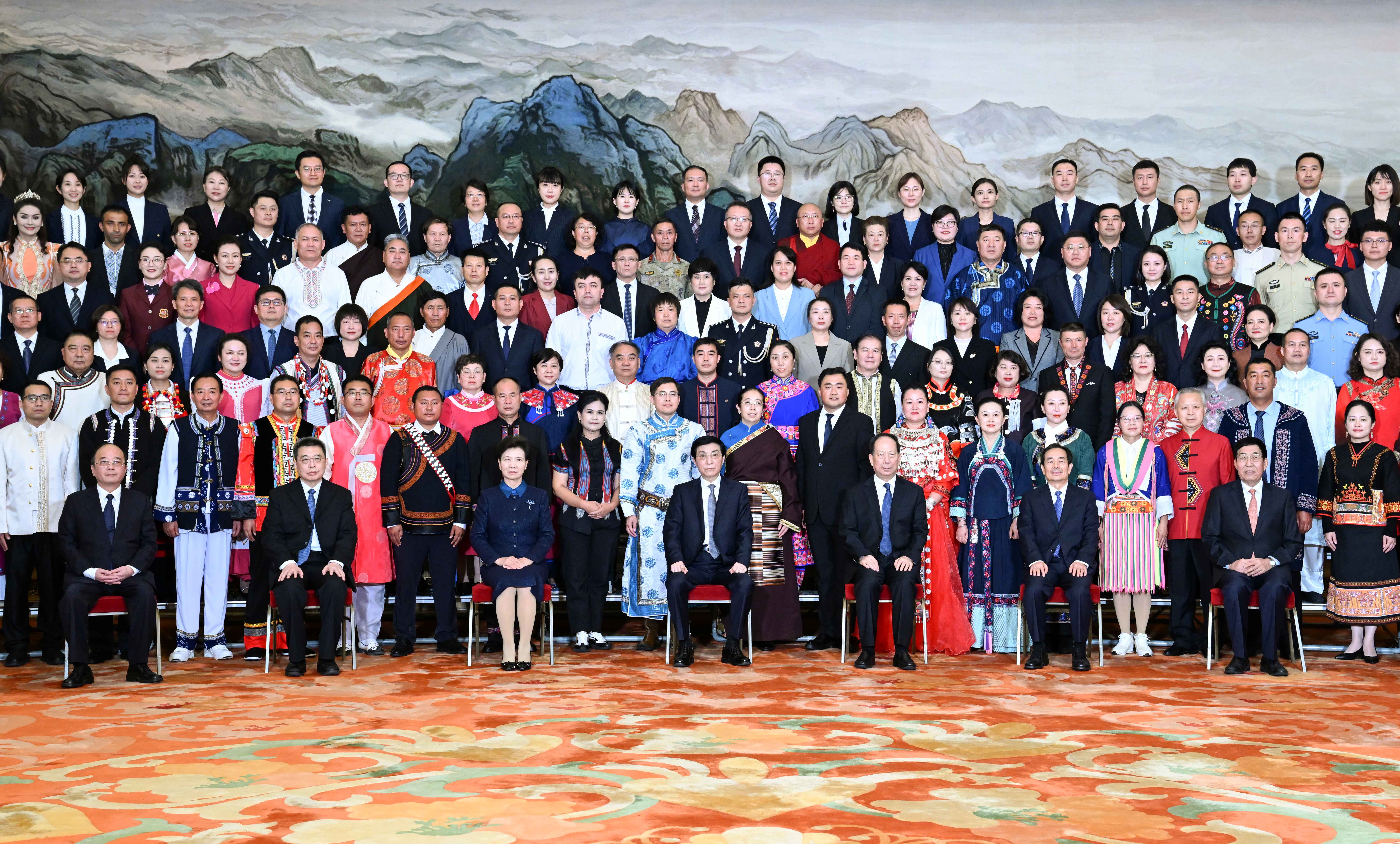 3、各民族代表大合照(1)